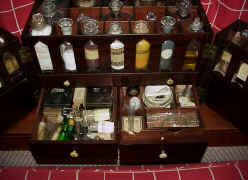 LMC - BOTTOM DRAWERS.jpg (78564 bytes)